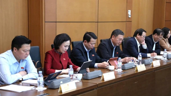 Đại biểu Quốc hội thảo luận ở tổ về dự thảo Văn kiện trình Đại hội đại biểu toàn quốc lần thứ XIV của Đảng. (Ảnh: TL)