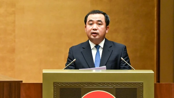 Bộ trưởng Nông nghiệp và Môi trường Trần Đức Thắng trình bày Tờ trình dự thảo Nghị quyết. (Ảnh: DUY LINH)