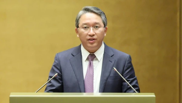 Bộ trưởng Tư pháp Nguyễn Hải Ninh trình bày Tờ trình Dự thảo Nghị quyết của Quốc hội về một số cơ chế, chính sách đặc thù, vượt trội để thực hiện đột phá phát triển giáo dục và đào tạo. (Ảnh: DUY LINH)