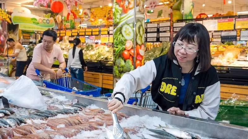 Người dân mua thực phẩm tại siêu thị Co.opmart Cống Quỳnh, Thành phố Hồ Chí Minh. (Ảnh HỮU HẠNH)