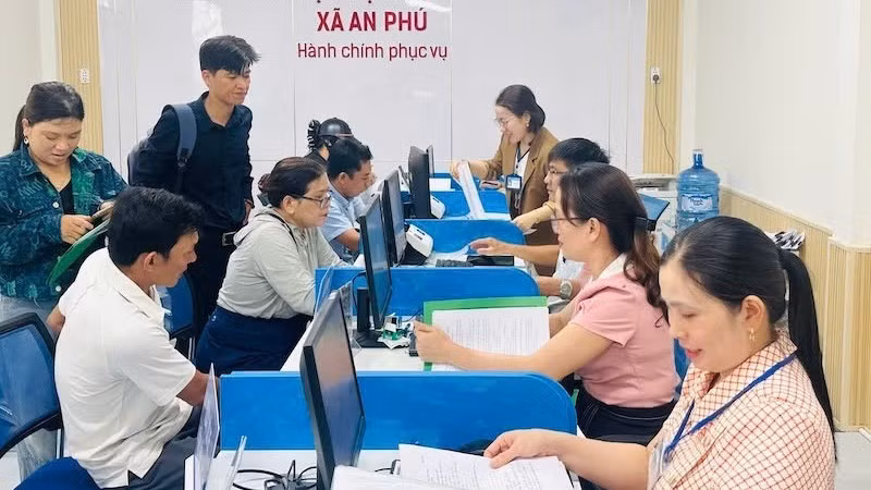 Cán bộ, viên chức xã An Phú hướng dẫn thủ tục hành chính cho người dân vùng biển Quảng Ngãi. (Ảnh ĐÔNG HUYỀN)