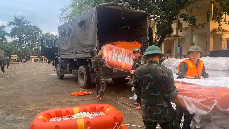 Xuất cấp hàng dự trữ quốc gia giúp người dân khắc phục hậu quả bão,lũ. (Ảnh: KỲ DUYÊN)