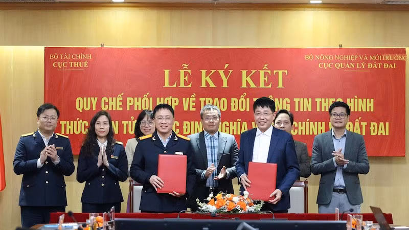 Quang cảnh lễ ký kết Quy chế phối hợp giữa Cục Thuế và Cục Quản lý đất đai.