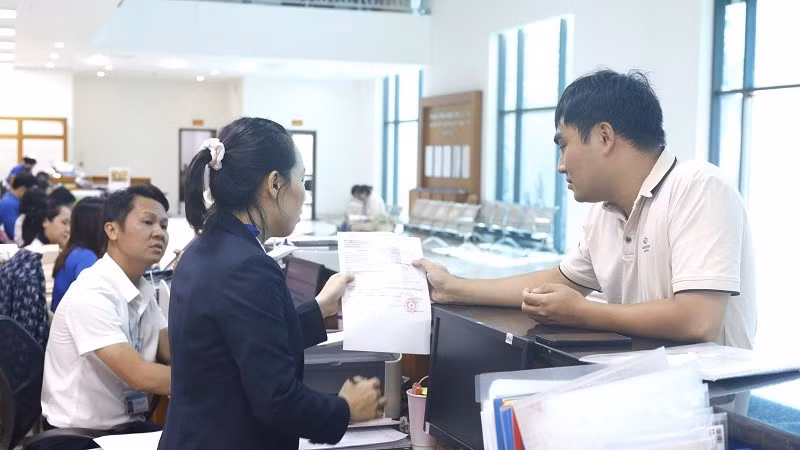 Người dân thực hiện giao dịch tại Kho bạc Nhà nước.