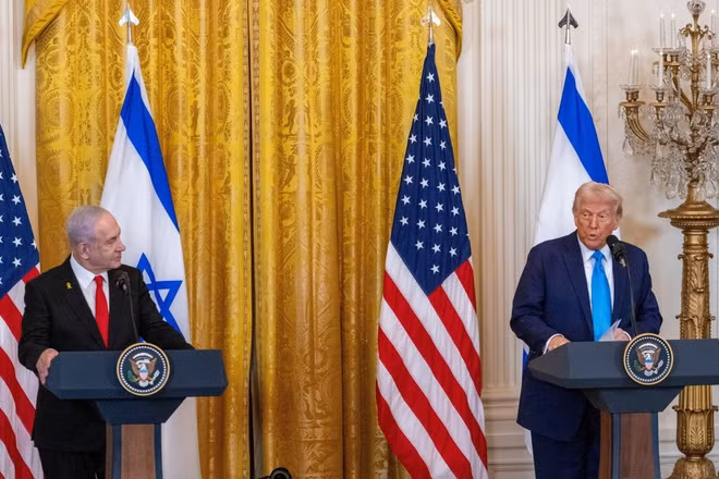 Thủ tướng Israel Benjamin Netanyahu (trái) trong cuộc họp báo chung với Tổng thống Mỹ Donald Trump tại Nhà trắng. (Ảnh: THX/TTXVN)