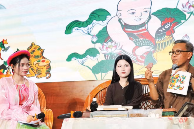 Nghệ nhân làng tranh Đông Hồ chia sẻ về quy trình, kỹ thuật in tranh tại chương trình “Hồn trên giấy mộc”. (Ảnh: HỌA KÝ ĐÔNG HỒ)