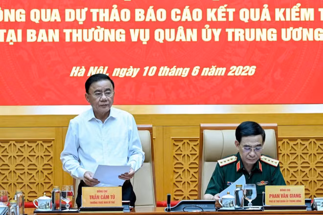 Thường trực Ban Bí thư Trần Cẩm Tú, Trưởng Đoàn kiểm tra, giám sát số 12 của Bộ Chính trị phát biểu kết luận hội nghị. (Ảnh: DUY LINH)