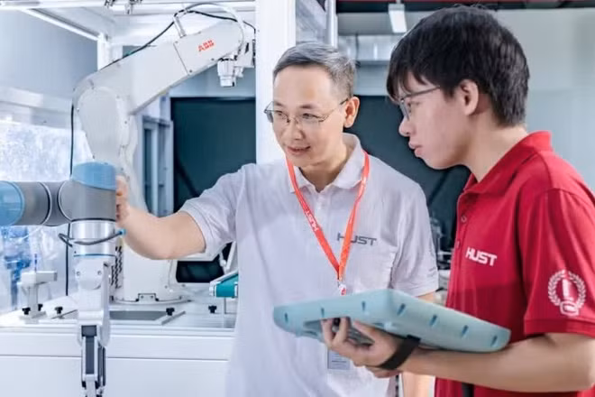 Nghiên cứu khoa học tại phòng thí nghiệm Trường Cơ khí, Đại học Bách khoa Hà Nội. (Ảnh: Báo Nhân Dân)