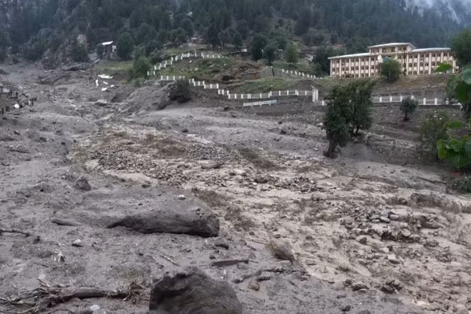 Hiện trường khu vực bị lũ quét tàn phá ở tỉnh Nuristan, miền đông Afghanistan, ngày 20/7/2026. (Ảnh: THX/TTXVN phát)