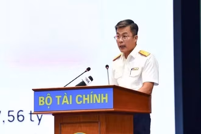 Phó Cục trưởng Cục Thuế Lê Long báo cáo tham luận tại hội nghị.