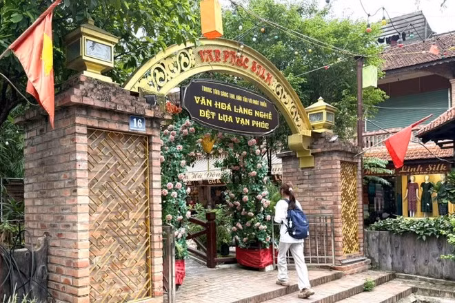 Làng lụa Vạn Phúc Hà Nội là điểm du lịch hấp dẫn du khách trong và ngoài nước.