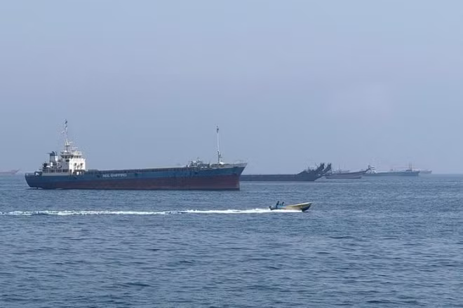 Các tàu thương mại neo đậu tại eo biển Hormuz, gần thị trấn Khasab, ở miền bắc Oman. (Ảnh: Tân Hoa xã)
