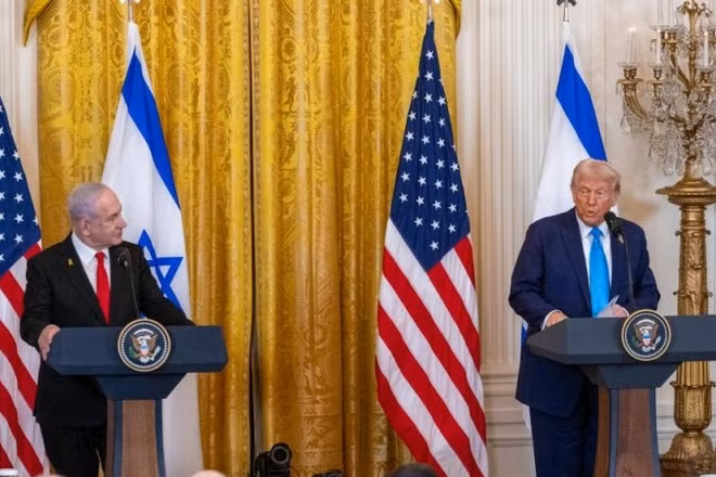 Tổng thống Mỹ Donald Trump (phải) phát biểu trong một cuộc họp báo chung với Thủ tướng Israel Benjamin Netanyahu (trái) tại Nhà trắng ở Washington, D.C. (Ảnh: Tân Hoa xã)