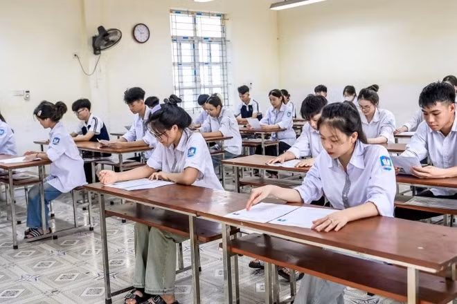 Các thí sinh tại điểm thi Trường trung học phổ thông Hoàng Văn Thụ, tỉnh Ninh Bình. (Ảnh: THẾ ĐẠI)