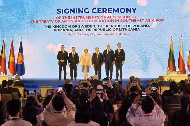 Bộ trưởng 4 nước mới gia nhập TAC và Bộ trưởng Ngoại giao Philippines Ma. Theresa P. Lazaro chụp ảnh lưu niệm. (Ảnh: Việt Dũng/PV TTXVN từ Philippines)