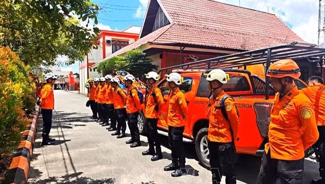 Lực lượng cứu hộ Indonesia được triển khai tìm kiếm trực thăng mất tích tại tỉnh Tây Kalimantan, ngày 16/4/2026. (Ảnh: THX/TTXVN)