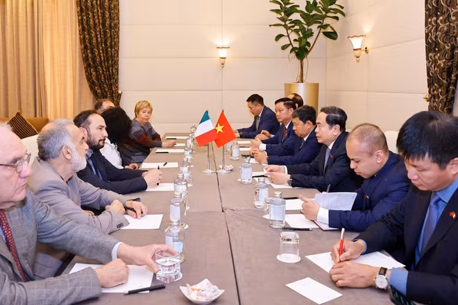 Chủ tịch Quốc hội Trần Thanh Mẫn gặp Tổng Bí thư Đảng Cộng sản tái lập Italia Maurizio Acerbo. (Ảnh: Doãn Tấn/TTXVN)