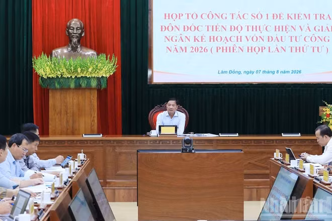Phó Chủ tịch Thường trực Ủy ban nhân dân tỉnh Lâm Đồng Lê Trọng Yên chủ trì cuộc họp kiểm tra, đôn đốc tiến độ giải ngân vốn đầu tư công khu vực phía tây của tỉnh.