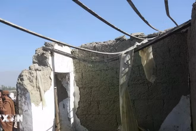 Những ngôi nhà tại tỉnh Nangarhar, Afghanistan bị phá hủy sau cuộc không kích của Pakistan, ngày 22/2. (Ảnh: THX/TTXVN)