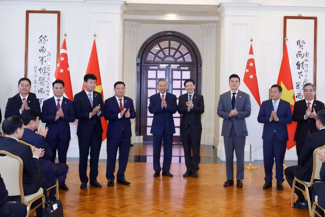 Tổng Bí thư, Chủ tịch nước Tô Lâm và Thủ tướng Singapore Lawrence Wong chứng kiến lễ trao các văn kiện hợp tác giữa hai nước. (Ảnh: Thống Nhất/TTXVN)