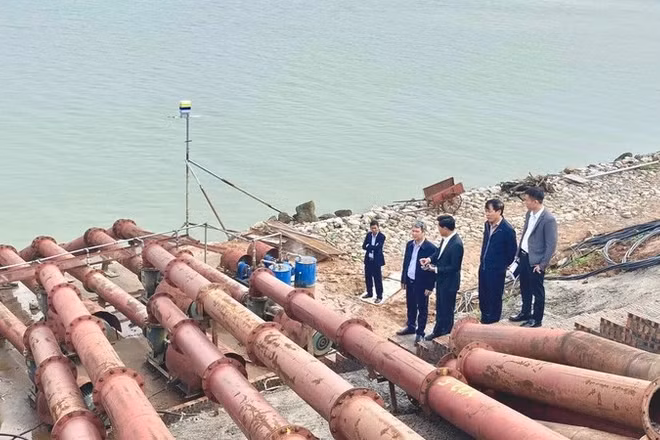 Cục Thủy lợi kiểm tra công tác lấy nước trên địa bàn thành phố Hà Nội, tháng 2/2024. (Ảnh: Bảo Hân/Báo Nhân Dân)