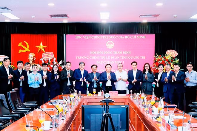 Ủy viên Bộ Chính trị, Giám đốc Học viện Chính trị quốc gia Hồ Chí Minh, Chủ tịch Hội đồng Lý luận Trung ương Nguyễn Xuân Thắng, Chủ tịch Hội đồng thẩm định tại Phiên họp thẩm định Trường Chính trị Lê Duẩn đạt chuẩn mức 1.