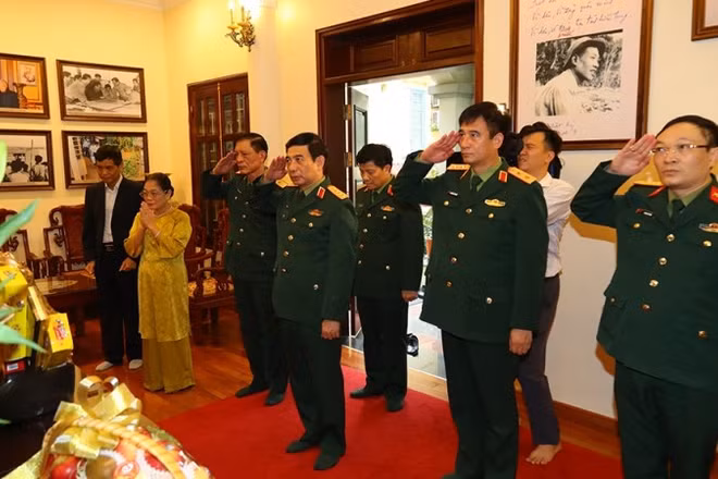 Đại tướng Phan Văn Giang dâng hương tưởng nhớ nguyên Tổng Bí thư Lê Khả Phiêu. (Ảnh: Cổng thông tin điện tử Bộ Quốc phòng)