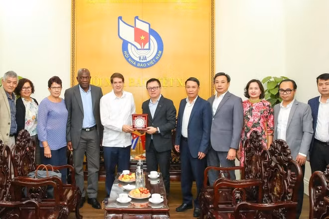 Tổng Biên tập Báo Nhân Dân, Chủ tịch Hội Nhà báo Việt Nam Lê Quốc Minh với Chủ tịch Hãng thông tấn Prensa Latina (Cuba) Jorge Leganoa Alonso và các đại biểu. (Ảnh SƠN HẢI)