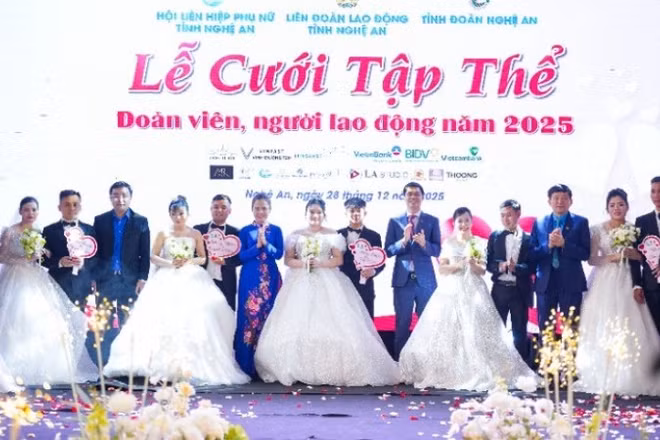 Lãnh đạo tỉnh Nghệ An, Tổng Liên đoàn Lao động Việt Nam, Liên đoàn Lao động tỉnh, Hội Phụ nữ, Đoàn Thanh niên và các nhà tài trợ tặng nhẫn cưới cho các cặp đôi. (Ảnh: Báo Nhân Dân)