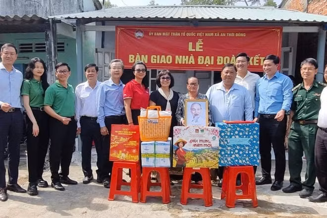 Trao nhà Đại đoàn kết cho hộ dân khó khăn tại xã An Thới Đông, Thành phố Hồ Chí Minh. (Ảnh: VĂN DANH).