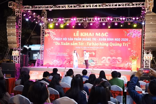 Tiết mục văn nghệ tại lễ khai mạc.