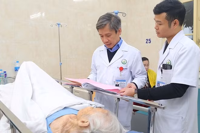 Bác sĩ Bệnh viện Hữu nghị Việt Đức thăm khám cho bệnh nhân 105 tuổi. (Ảnh: Báo Nhân Dân)