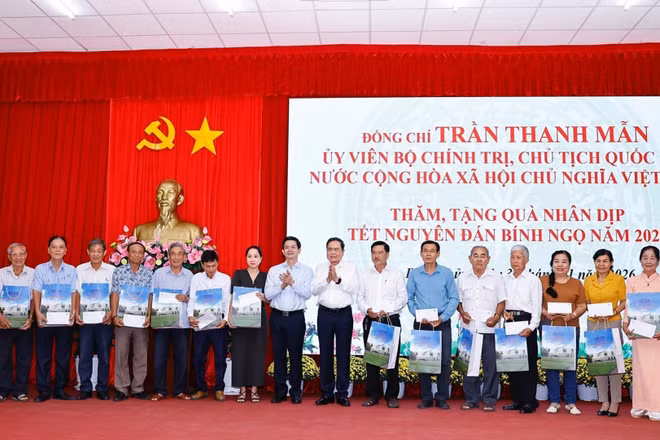 Chủ tịch Quốc hội Trần Thanh Mẫn tặng quà cho các gia đình chính sách trên địa bàn phường Bình Thủy, thành phố Cần Thơ. (Ảnh: TTXVN)