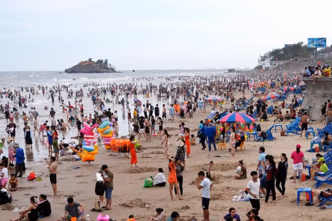Du khách tắm biển tại Bãi Sau, phường Vũng Tàu, Thành phố Hồ Chí Minh.