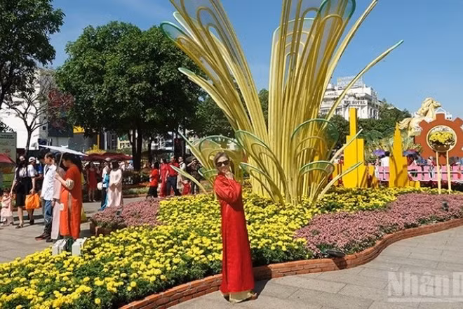 Du khách tham quan Đường hoa Nguyễn Huệ.