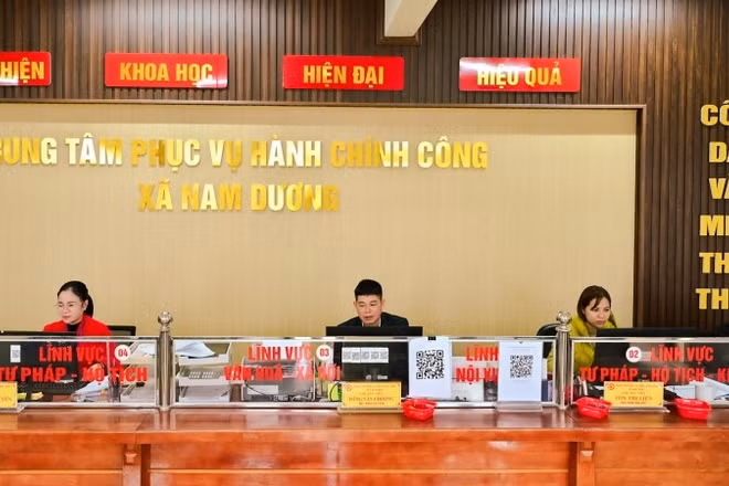 Cán bộ Trung tâm phục vụ hành chính công xã Nam Dương (Bắc Ninh) đẩy mạnh việc sử dụng dữ liệu điện tử giải quyết thủ tục hành chính. (Ảnh BẢO LONG)