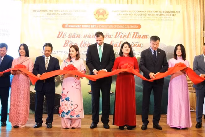 Lễ khai mạc triển lãm về di sản văn hóa Việt Nam diễn ra tại Séc. (Ảnh Đại sứ quán Việt Nam tại Séc)