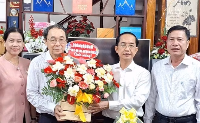 Đồng chí Hồ Thanh Thủy, Phó Bí thư TỈnh ủy và các đồng chí Tô Việt Thu, Thường vụ Tỉnh ủy, Bí thư phường Bạc Liêu; Trần Hữu Phước, Thường vụ Tỉnh ủy, Giám đốc Sở Nội vụ Cà Mau thăm, chúc mừng Nhà giáo Ưu tú Trần Văn Chiêu. (Ảnh CTV)