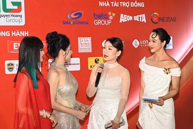 Các diễn viên, nghệ sĩ trên thảm đỏ. (Ảnh: QUỐC THANH)