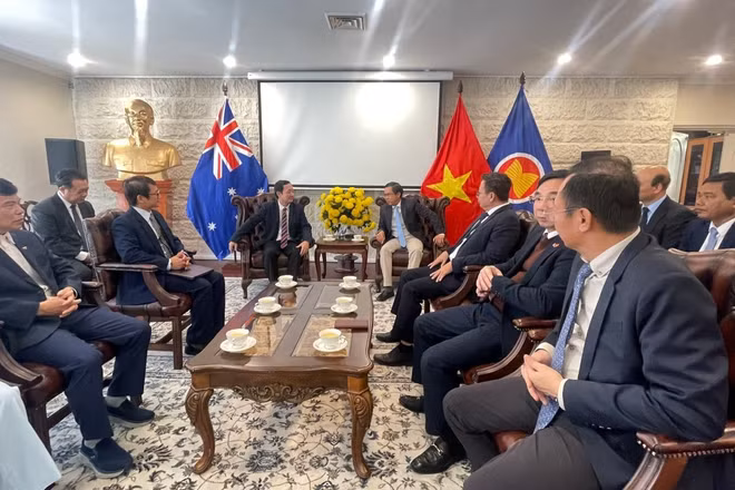 Đoàn công tác Việt Nam làm việc với Đại sứ quán tại Australia về hợp tác khoa học, công nghệ và công tác cộng đồng.