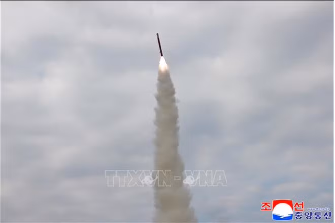 Một vụ phóng thử tên lửa của Triều Tiên ngày 28/10/2025. (Ảnh: Yonhap/TTXVN)