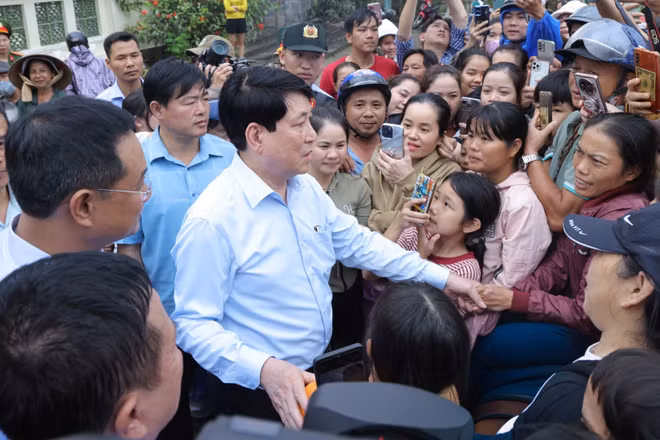 Chủ tịch nước thăm hỏi bà con vùng lũ Đà Nẵng.