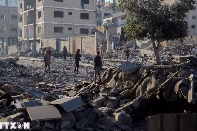Toà nhà bị phá hủy trong xung đột tại phía tây thành phố Gaza. (Ảnh: THX/TTXVN)