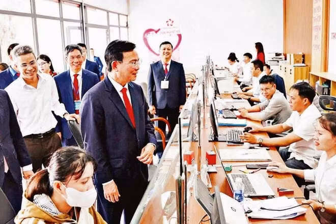 Lãnh đạo Ủy ban nhân dân tỉnh Lâm Đồng gặp gỡ, trao đổi với cán bộ, công chức Trung tâm Phục vụ hành chính công xã Nhân Cơ.