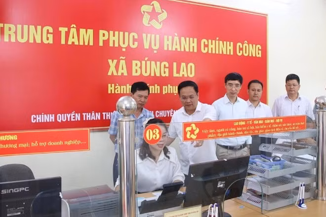 Đoàn công tác Sở Nội vụ Điện Biên kiểm tra vận hành Trung tâm hành chính công tại xã Búng Lao. 