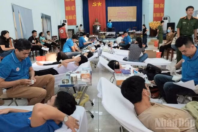 Các tình nguyện viên tham gia hiến máu cứu người.