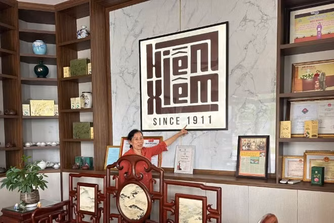Bà Lưu Thị Hiền, chủ Cơ sở sản xuất chè sen Hiền Xiêm.