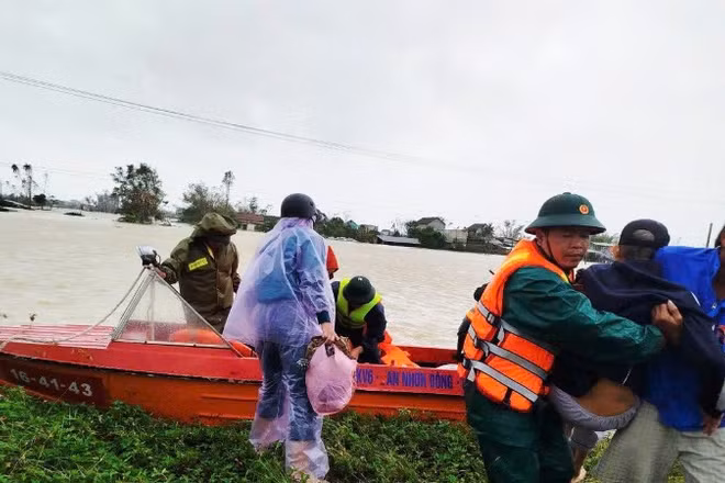 Bộ đội tỉnh Gia Lai đưa người dân vùng ngập lụt đến nơi trú ẩn an toàn trong đợt mưa lớn cuối năm 2025.