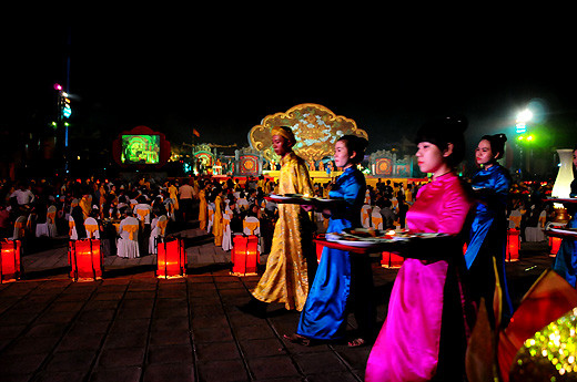 Dùng ngự thiện với hoàng đế trong "Đêm Hoàng cung" ảnh 16