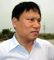 Việc kiểm soát tải trọng cần thực hiện từ gốc. Chính phủ đã phê duyệt đề án tổng thể kiểm soát tải trọng xe, tiến hành từng khâu từ việc nhập khẩu phương tiện, đăng kiểm, đến việc quy định rõ trách nhiệm của các nguồn hàng, chủ cảng, chủ mỏ, chủ công trình trong việc bảo đảm đúng tải trọng. Tuy nhiên, việc thực hiện chưa triệt để, nên hiện phải kiểm soát, xử lý trên đường. Muốn làm triệt để vấn đề kiểm soát tải trọng, cần siết chặt các quy định một cách đồng bộ, dứt điểm từng khâu và có sự vào cuộc quyết liệt của chính quyền địa phương. NGUYỄN XUÂN CƯỜNG (Phó Tổng cục trưởng Ðường bộ Việt Nam)